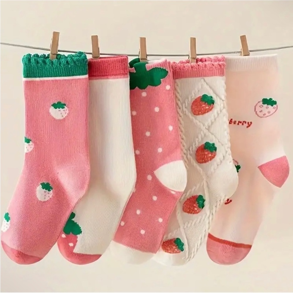 🩷5/$15🩷 5 pairs of girls strawberry socks